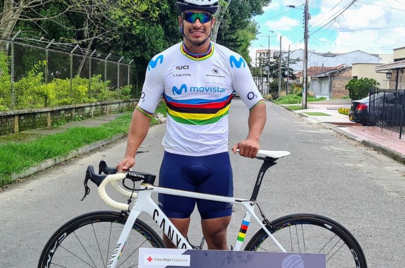 Imagen de la noticia ‛Jonathan Leiva receives Valverde’s rainbow bike from Red Cross campaign’