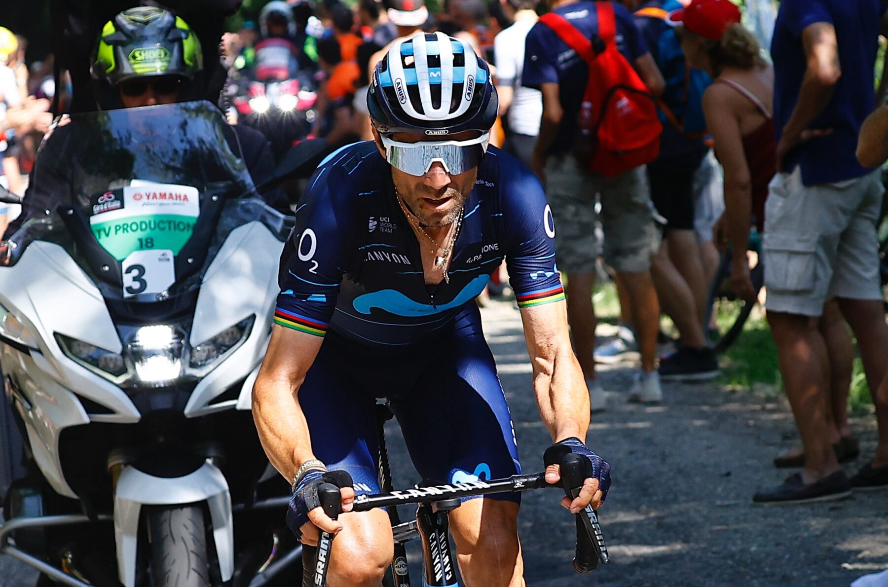 Un incidente mecánico saca a Valverde -12º en Turín- de la lucha en el Giro… aunque permanece décimo en la general