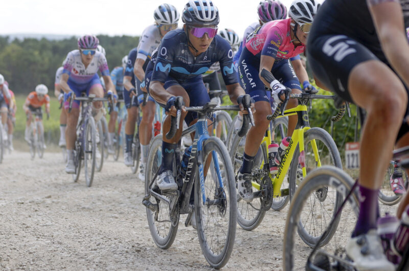 Imagen de la noticia ‛Movistar Team y Van Vleuten -8ª en la general- sortean con nota los tramos de tierra del Tour’