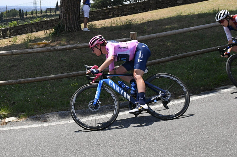 Imagen de la noticia ‛Van Vleuten solves difficult situation in Bergamo, remains in pink with four days to go’