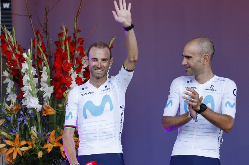 Imagen de la noticia ‛Valverde given standing ovation with Movistar Team at 2022 La Vuelta teams’ presentation’