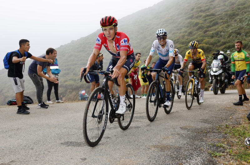 Imagen de la noticia ‛Enric Mas sixth atop Colláu Fancuaya, up to 2nd overall in La Vuelta’