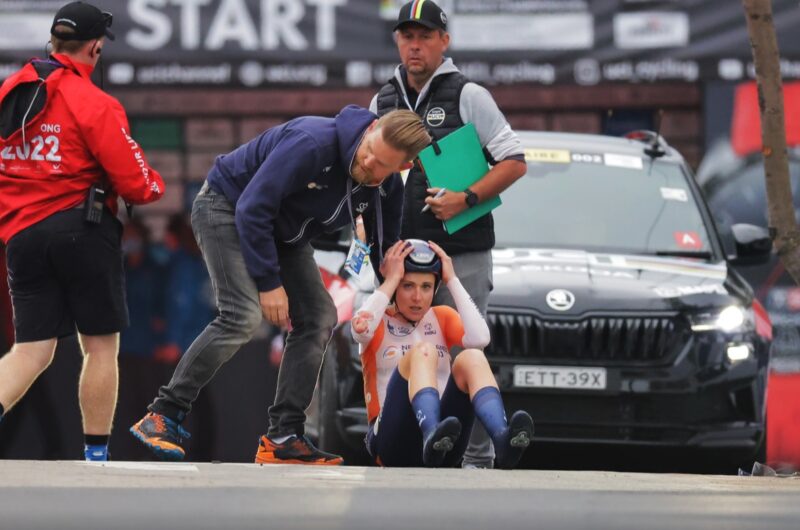 Imagen de la noticia ‛Van Vleuten suffers small elbow fracture at Wollongong’s Mixed Relay crash, remains unconfirmed for Saturday’s road race’