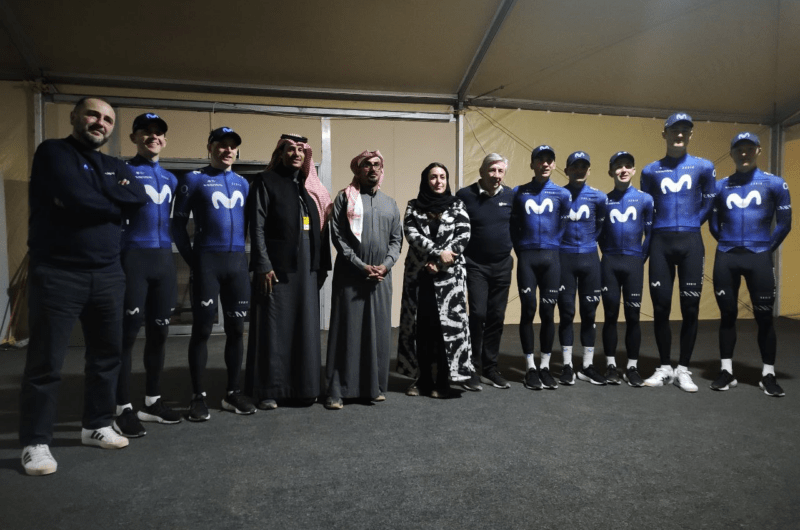 News' image‛La vicepresidenta de la Federación Saudí de Ciclismo, Asma Aljasir, recibe a Movistar Team’