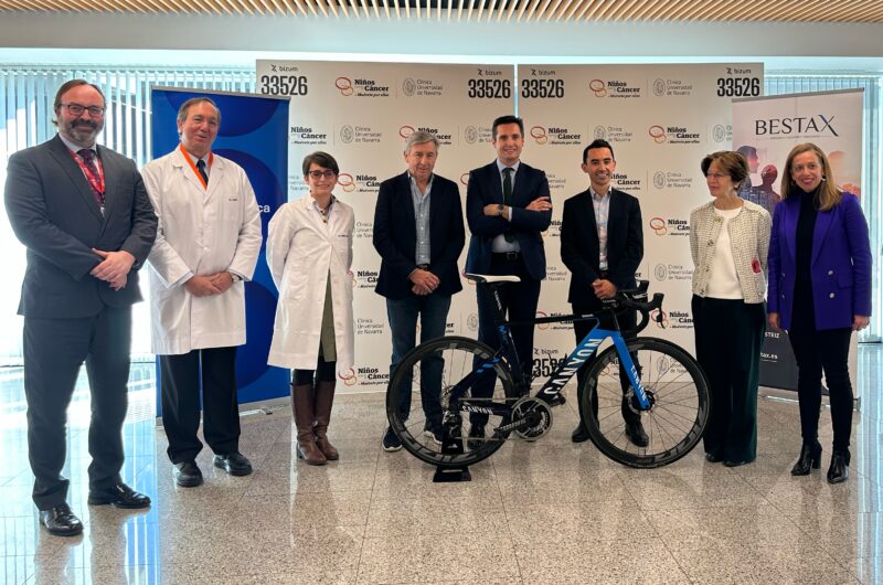 Imagen de la noticia ‛Movistar Team, Spanish association ‘Kids against Cancer’ involved in charity action with team bike’