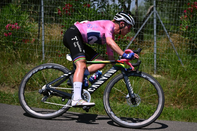 Imagen de la noticia ‛Van Vleuten enjoys in nervous first day in pink, retains GC lead in Modena’